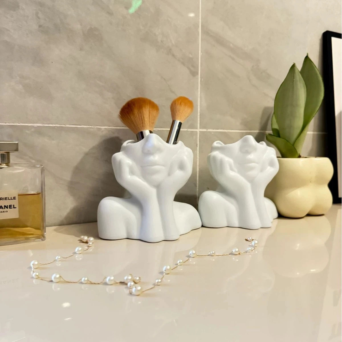 Creative Human Art Sculpture Hands-Shaped Makeup Brush Holder Multifunctional Storage Pen Holder Makeup Brush Holder Decorations