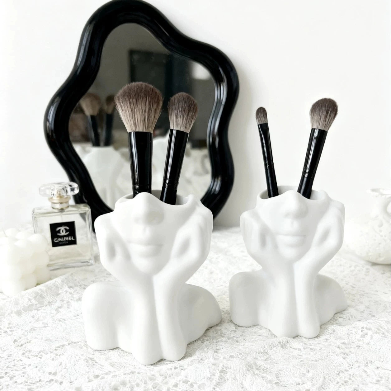 Creative Human Art Sculpture Hands-Shaped Makeup Brush Holder Multifunctional Storage Pen Holder Makeup Brush Holder Decorations